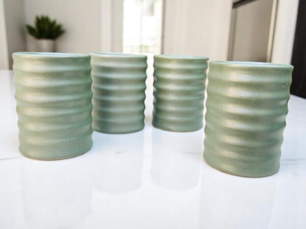 Set de 4 Vasos Verde Olivo Mate – 10 oz – Diseño Espiral Artesanal – Vasos Elegantes para Café, Té o Agua – Hechos a Mano - Imagen 2