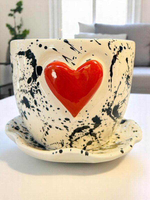 Maceta de Cerámica Artesanal con Plato – Diseño Salpicado Negro y Corazón Rojo en Relieve – Maceta Decorativa Mediana para Plantas de Interior