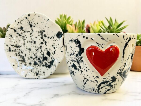 Maceta de Cerámica Artesanal con Plato – Diseño Salpicado Negro y Corazón Rojo en Relieve – Maceta Decorativa Mediana para Plantas de Interior - Imagen 2