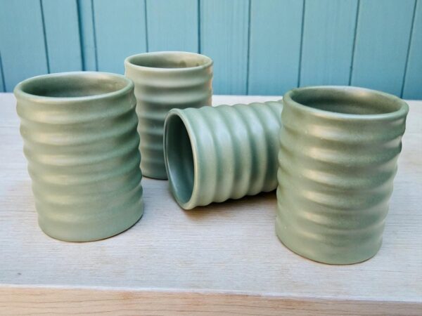 Set de 4 Vasos Verde Olivo Mate – 10 oz – Diseño Espiral Artesanal – Vasos Elegantes para Café, Té o Agua – Hechos a Mano