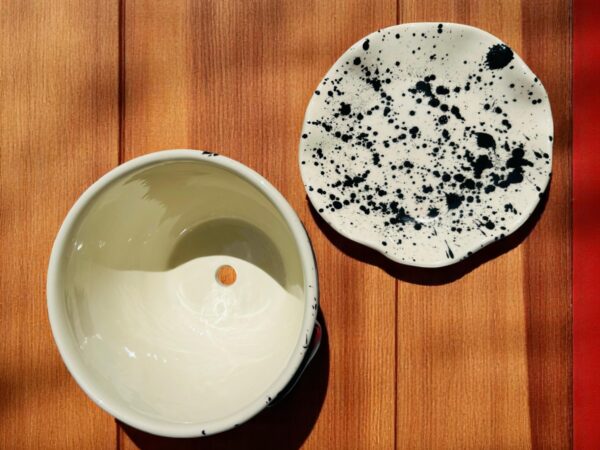 Maceta de Cerámica Artesanal con Plato – Diseño Salpicado Negro y Corazón Rojo en Relieve – Maceta Decorativa Mediana para Plantas de Interior - Imagen 3