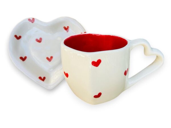 Taza de Cerámica con Forma de Corazón y Plato – Disponible en 3 Diseños: Rosa, Blanco-Beige o Negro Salpicado – Decorada con Corazones Rojos – 12 oz y 8 oz