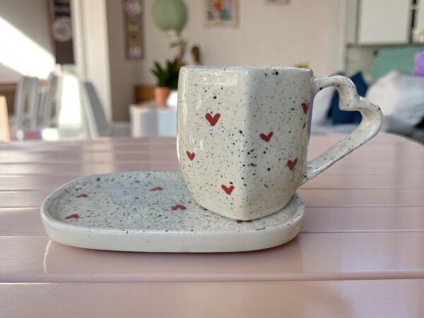 Taza de Cerámica con Forma de Corazón y Plato – Disponible en 3 Diseños:  Negro Salpicado – Decorada con Corazones Rojos – 12 oz - Imagen 3