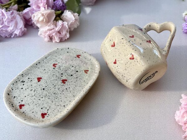 Taza de Cerámica con Forma de Corazón y Plato – Disponible en 3 Diseños:  Negro Salpicado – Decorada con Corazones Rojos – 12 oz - Imagen 4