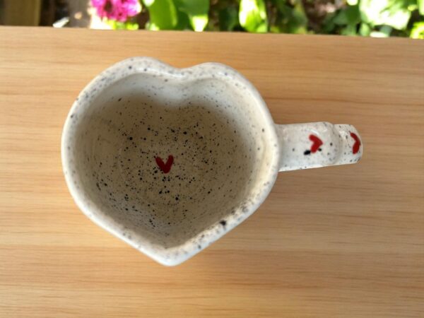 Taza de Cerámica con Forma de Corazón y Plato – Disponible en 3 Diseños:  Negro Salpicado – Decorada con Corazones Rojos – 12 oz - Imagen 5