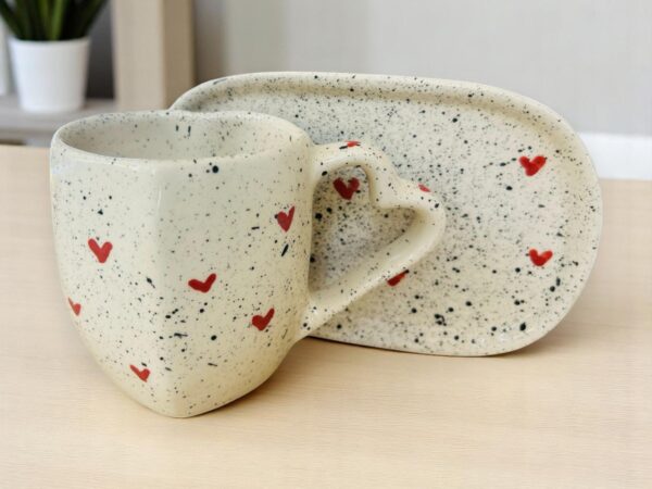 Taza de Cerámica con Forma de Corazón y Plato – Disponible en 3 Diseños:  Negro Salpicado – Decorada con Corazones Rojos – 12 oz