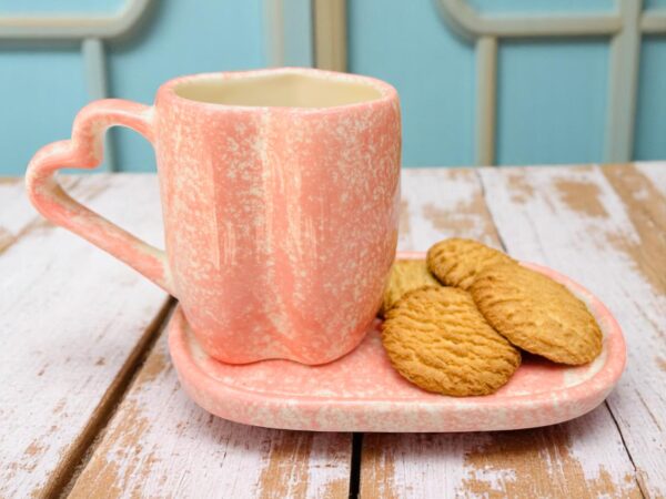 Taza de Cerámica con Forma de Corazón y Plato – Rosa Aurora – Decorada con Corazones Rojos – 12 oz - Imagen 3