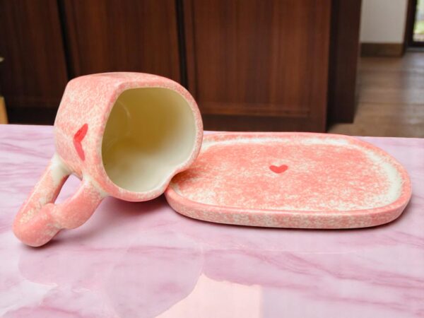 Taza de Cerámica con Forma de Corazón y Plato – Rosa Aurora – Decorada con Corazones Rojos – 12 oz - Imagen 4