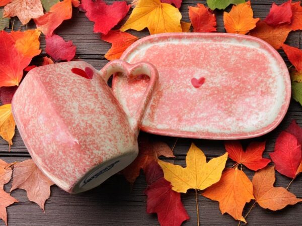 Taza de Cerámica con Forma de Corazón y Plato – Rosa Aurora – Decorada con Corazones Rojos – 12 oz - Imagen 6