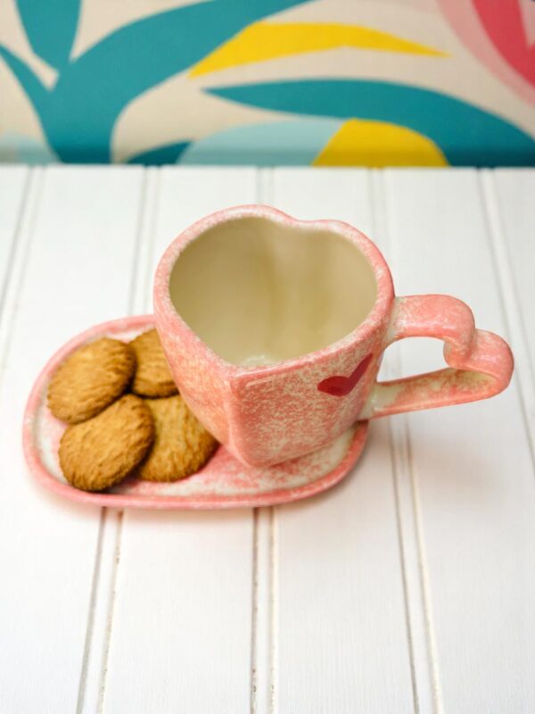Taza de Cerámica con Forma de Corazón y Plato – Rosa Aurora – Decorada con Corazones Rojos – 12 oz - Imagen 7
