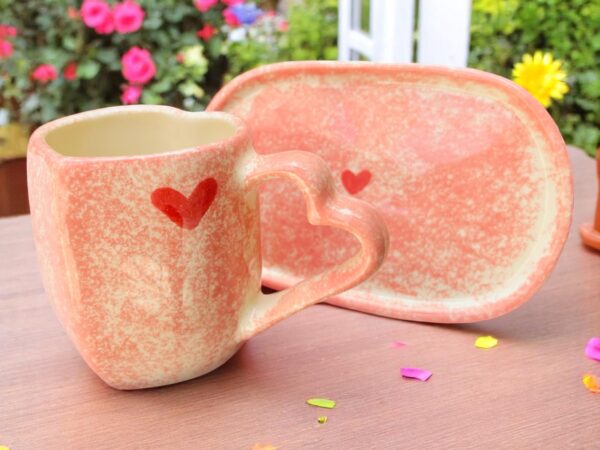Taza de Cerámica con Forma de Corazón y Plato – Rosa Aurora – Decorada con Corazones Rojos – 12 oz
