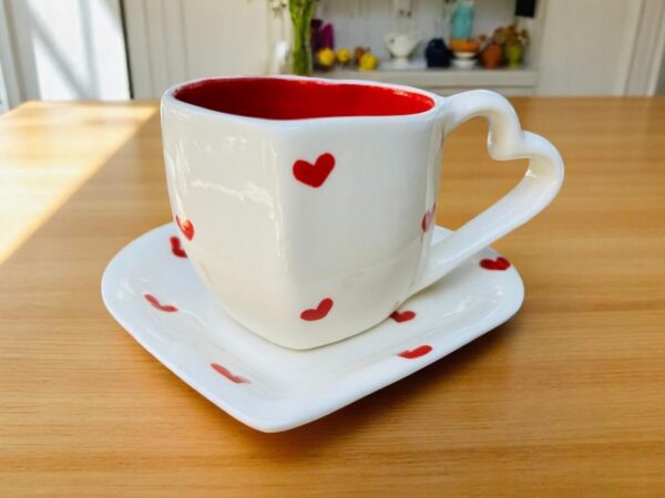 Taza de Cerámica con Forma de Corazón y Plato – Disponible en 3 Diseños: Rosa, Blanco-Beige o Negro Salpicado – Decorada con Corazones Rojos – 12 oz y 8 oz - Imagen 6