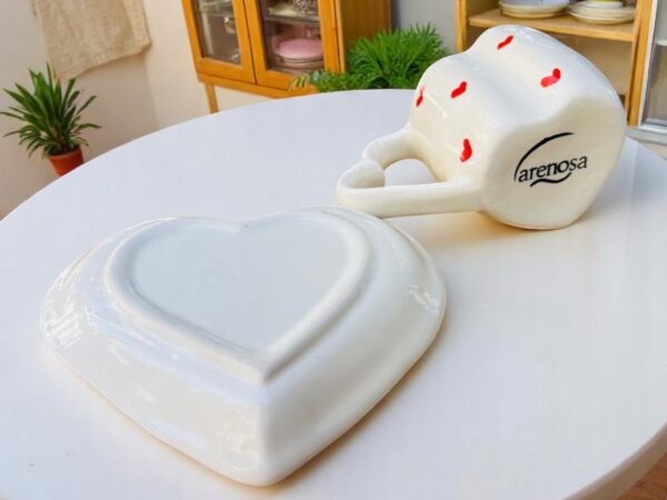 Taza de Cerámica con Forma de Corazón y Plato – Disponible en 3 Diseños: Rosa, Blanco-Beige o Negro Salpicado – Decorada con Corazones Rojos – 12 oz y 8 oz - Imagen 3