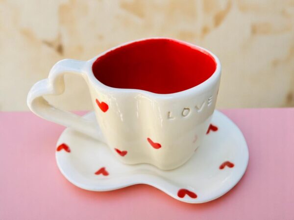 Taza de Cerámica con Forma de Corazón y Plato – Disponible en 3 Diseños: Rosa, Blanco-Beige o Negro Salpicado – Decorada con Corazones Rojos – 12 oz y 8 oz - Imagen 4