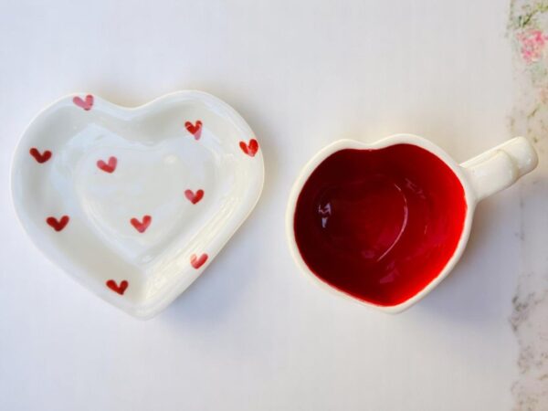 Taza de Cerámica con Forma de Corazón y Plato – Disponible en 3 Diseños: Rosa, Blanco-Beige o Negro Salpicado – Decorada con Corazones Rojos – 12 oz y 8 oz - Imagen 5