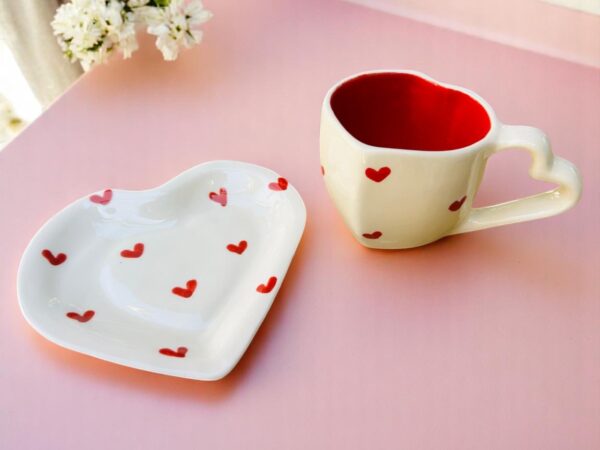 Taza de Cerámica con Forma de Corazón y Plato – Disponible en 3 Diseños: Rosa, Blanco-Beige o Negro Salpicado – Decorada con Corazones Rojos – 12 oz y 8 oz - Imagen 2