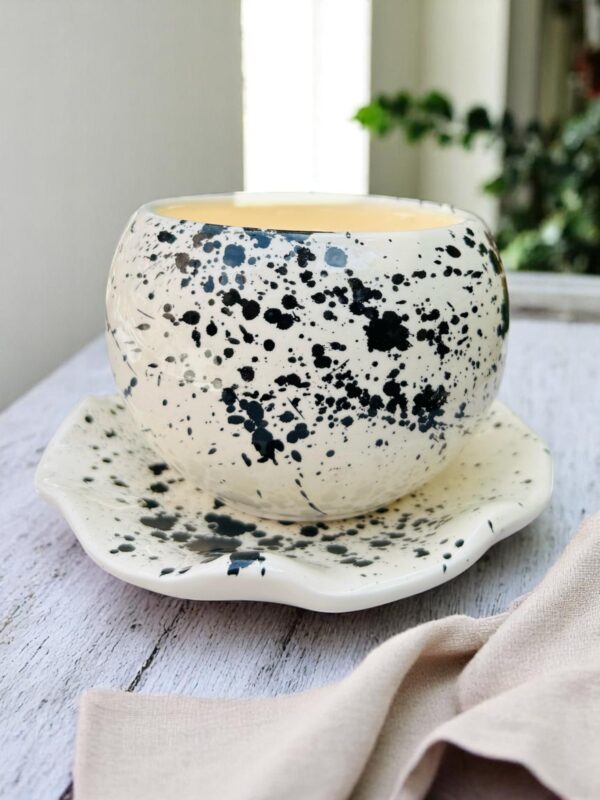 Maceta Esférica de Cerámica con Plato – 11×10 cm – Decorado Salpicado Negro – Estilo Moderno y Artesanal – Para Plantas Pequeñas - Imagen 2