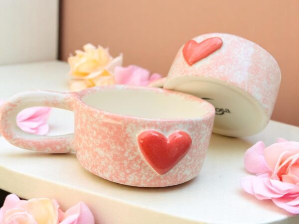 Set de 2 Tazas de Cerámica de 6 oz – Color Rosa con Corazón Rojo en Relieve – Diseño Artesanal Pintado a Mano – Ideal para Café Espresso o Regalo Romántico