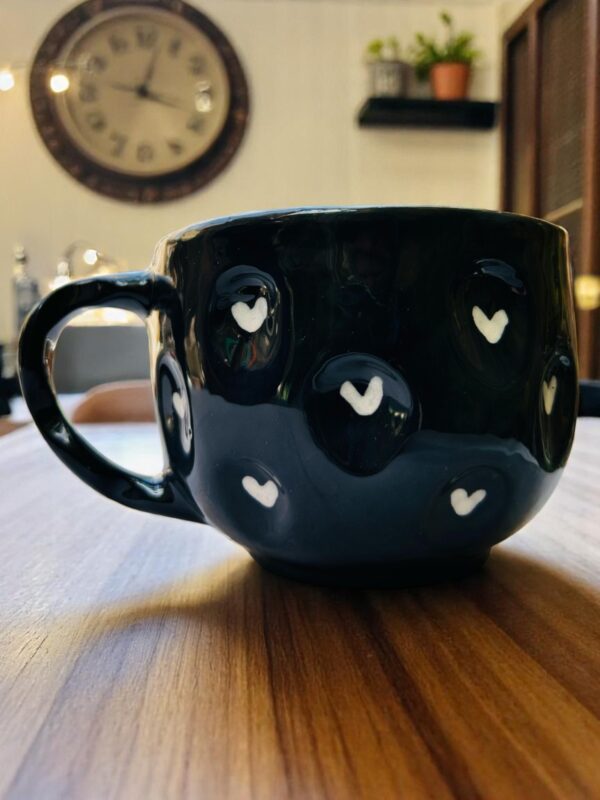 Taza Negra de Cerámica con Corazones Blancos en Relieve – 17 oz – Taza Artesanal Pintada a Mano para Café, Té o Chocolate – Diseño Elegante y Único - Imagen 2