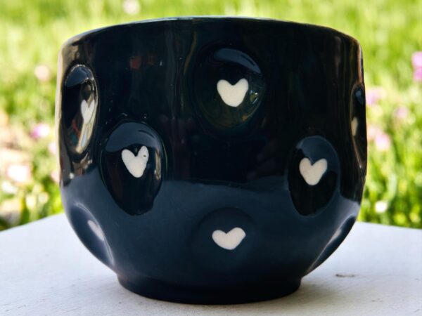 Taza Negra de Cerámica con Corazones Blancos en Relieve – 17 oz – Taza Artesanal Pintada a Mano para Café, Té o Chocolate – Diseño Elegante y Único - Imagen 3