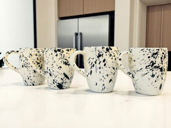 Set de 4 Tazas de Cerámica Artesanal de 500 ml  – Hechas y Pintadas a Mano – Tazas para Café, Té o Chocolate – Juego Elegante y Único (Negro) - Imagen 3