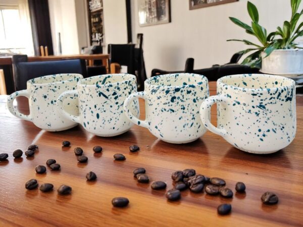 Set de 4 Tazas de Cerámica de 12 oz – Decorado Salpicado Azul – Diseño Artesanal Hecho a Mano – Estilo Moderno para Café, Té o Chocolate - Imagen 4