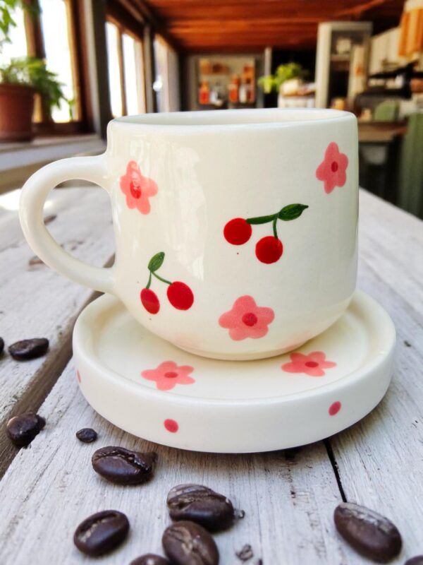 Taza de Cerámica con Plato – 12 oz – Diseños Artesanales: Frutas, Flores o Salpicado Moderno – Hecha a Mano – Taza para Café o Té con Platito Decorativo (Cerezas y Flores) - Imagen 3