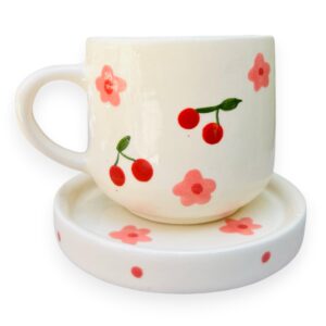 Taza de Cerámica con Plato – 12 oz – Diseños Artesanales: Frutas, Flores o Salpicado Moderno – Hecha a Mano – Taza para Café o Té con Platito Decorativo (Cerezas y Flores)