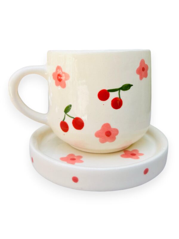 Taza de Cerámica con Plato – 12 oz – Diseños Artesanales: Frutas, Flores o Salpicado Moderno – Hecha a Mano – Taza para Café o Té con Platito Decorativo (Cerezas y Flores)