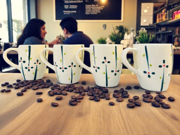 Set de 4 Tazas de Cerámica Artesanal de 500 ml – Diseño Floral – Hechas y Pintadas a Mano – Tazas para Café, Té o Chocolate – Juego Elegante y Único (Floral) - Imagen 5