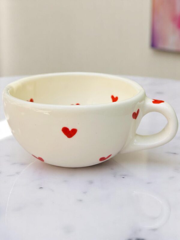 Taza de Cerámica con Corazones Pintados a Mano – 10 oz – Diseño Artesanal Único para Café, Chocolate o Té – Ideal como Regalo Romántico o Uso Diario - Imagen 2
