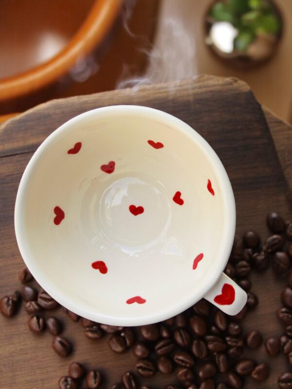 Taza de Cerámica con Corazones Pintados a Mano – 10 oz – Diseño Artesanal Único para Café, Chocolate o Té – Ideal como Regalo Romántico o Uso Diario - Imagen 3