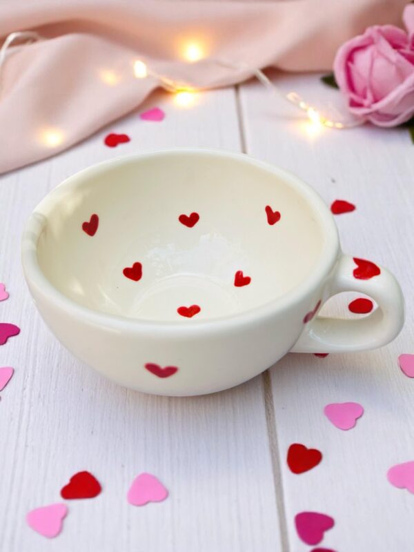 Taza de Cerámica con Corazones Pintados a Mano – 10 oz – Diseño Artesanal Único para Café, Chocolate o Té – Ideal como Regalo Romántico o Uso Diario - Imagen 4