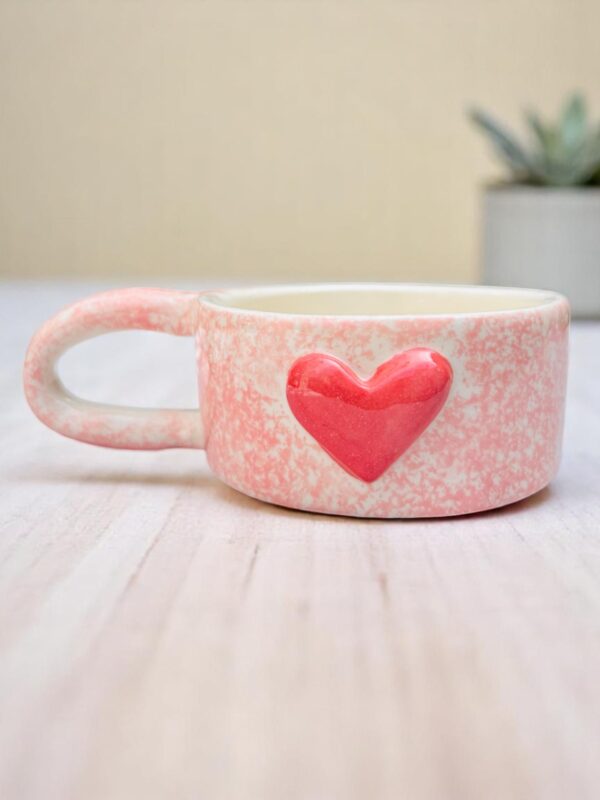 Set de 2 Tazas de Cerámica de 6 oz – Color Rosa con Corazón Rojo en Relieve – Diseño Artesanal Pintado a Mano – Ideal para Café Espresso o Regalo Romántico - Imagen 2