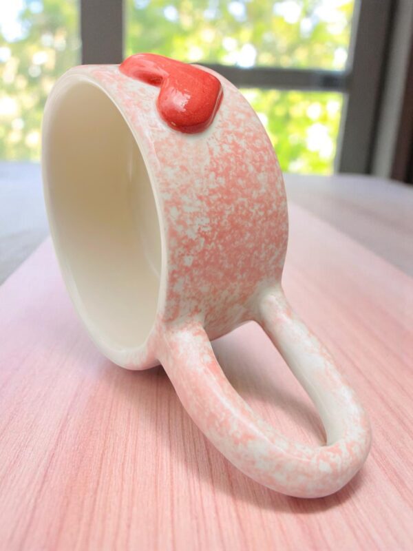 Set de 2 Tazas de Cerámica de 6 oz – Color Rosa con Corazón Rojo en Relieve – Diseño Artesanal Pintado a Mano – Ideal para Café Espresso o Regalo Romántico - Imagen 5