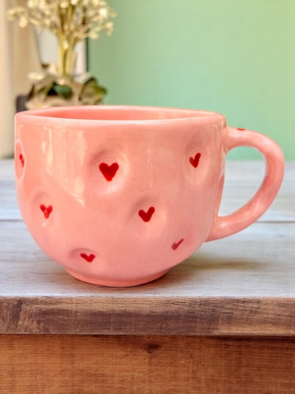 Taza Rosa con Corazones Texturizados – 17 oz – Taza Pintada a Mano para Café, Té o Chocolate – Diseño Romántico y Único - Imagen 3