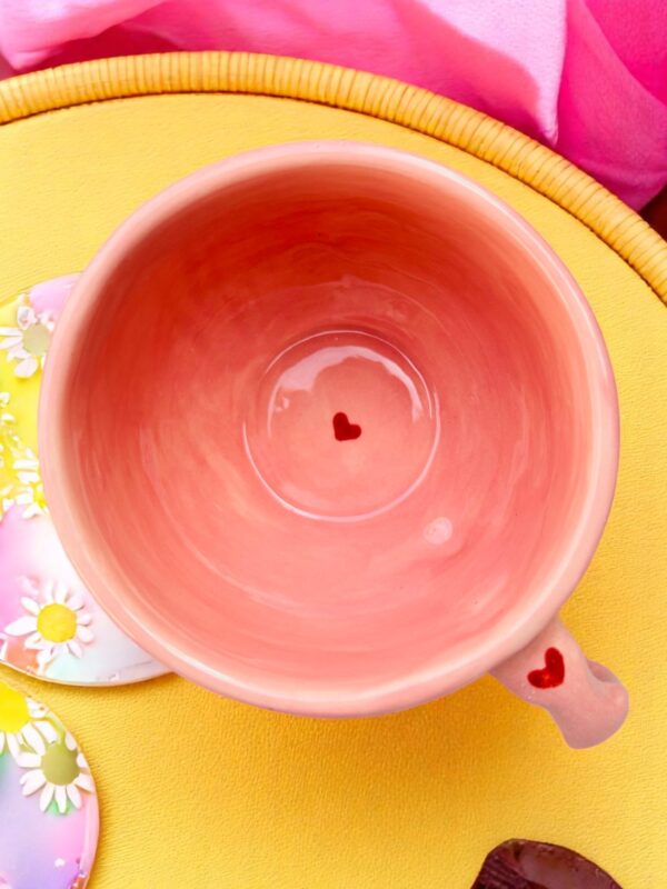 Taza Rosa con Corazones Texturizados – 17 oz – Taza Pintada a Mano para Café, Té o Chocolate – Diseño Romántico y Único - Imagen 4