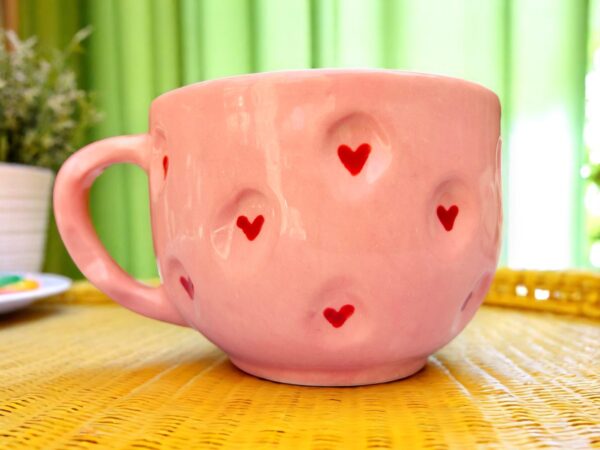 Taza Rosa con Corazones Texturizados – 17 oz – Taza Pintada a Mano para Café, Té o Chocolate – Diseño Romántico y Único - Imagen 5