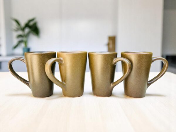 Set de 4 Tazas Altas de Cerámica Café Oscuro – 10 oz – Diseño Cónico Artesanal Pintado a Mano – Estilo Elegante para Café, Té o Chocolate