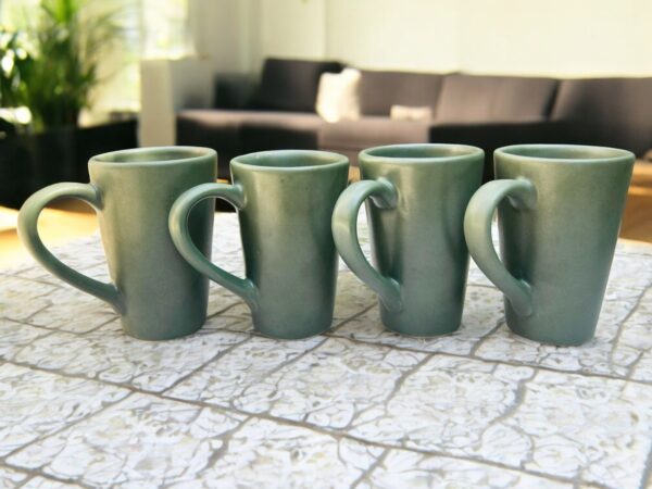 Set de 4 Tazas Altas de Cerámica Verde Olivo Mate – 10 oz – Diseño Cónico Artesanal Pintado a Mano – Elegantes para Café, Té o Chocolate