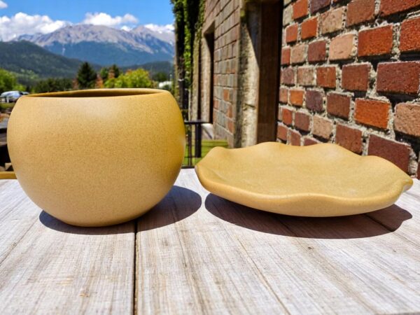 Maceta Esférica de Gres con Plato – 10×9 cm – Color Avellana Mate – Cerámica Decorativa para Plantas Pequeñas – Estilo Natural y Artesanal - Imagen 3