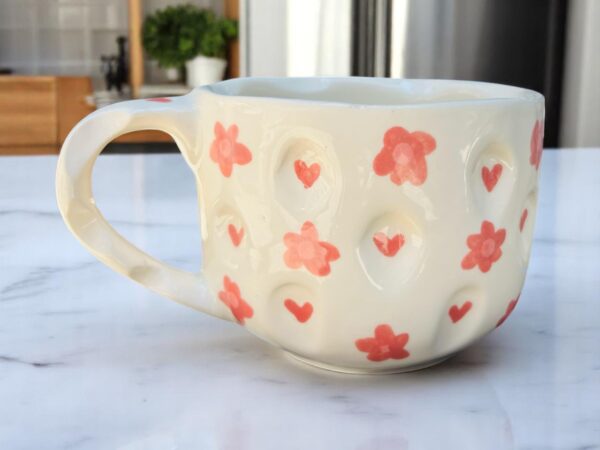 Taza Grande de 21 oz con Textura Artesanal – Decorada con Corazones y Flores – Cerámica Texturizada con Asa Estilada – Diseño Original para Café, Té o Chocolate - Imagen 3