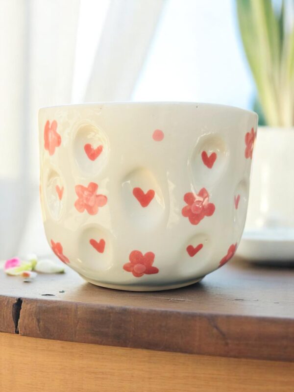 Taza Grande de 21 oz con Textura Artesanal – Decorada con Corazones y Flores – Cerámica Texturizada con Asa Estilada – Diseño Original para Café, Té o Chocolate - Imagen 5